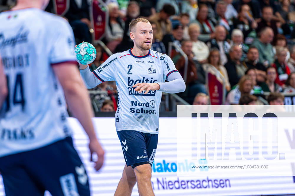 Simon Pytlick (SG Flensburg-Handewitt, Nr. 2) (v.l.), TSV Hannover-Burgdorf (grün) gegen SG Flensburg-Handewitt (blau) am 8. Spieltag der Saison 2026 2027 in der Opel Handball-Bundesliga (09.10.2026, ZAG Arena (Hannover, GER),