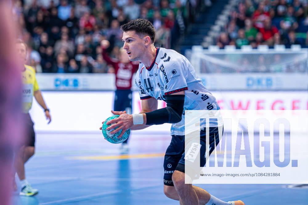 Aymeric Minne (SG Flensburg-Handewitt, Nr. 44) (v.l.), TSV Hannover-Burgdorf (grün) gegen SG Flensburg-Handewitt (blau) am 8. Spieltag der Saison 2026 2027 in der Opel Handball-Bundesliga (09.10.2026, ZAG Arena (Hannover, GER),
