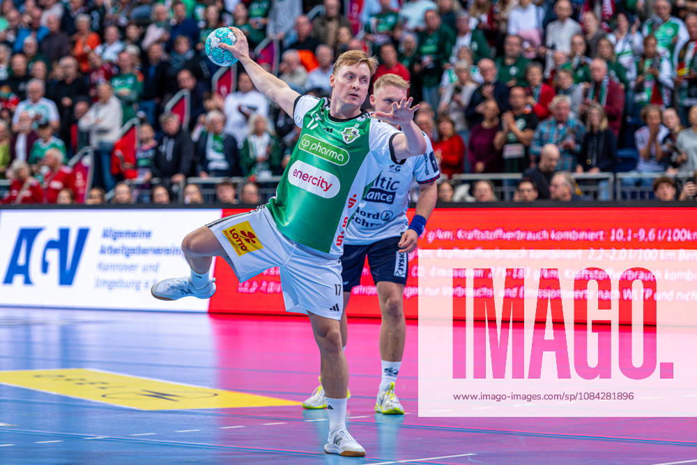 August Pedersen (TSV Hannover-Burgdorf, Nr. 17) (v.l.), TSV Hannover-Burgdorf (grün) gegen SG Flensburg-Handewitt (blau) am 8. Spieltag der Saison 2026 2027 in der Opel Handball-Bundesliga (09.10.2026, ZAG Arena (Hannover, GER),