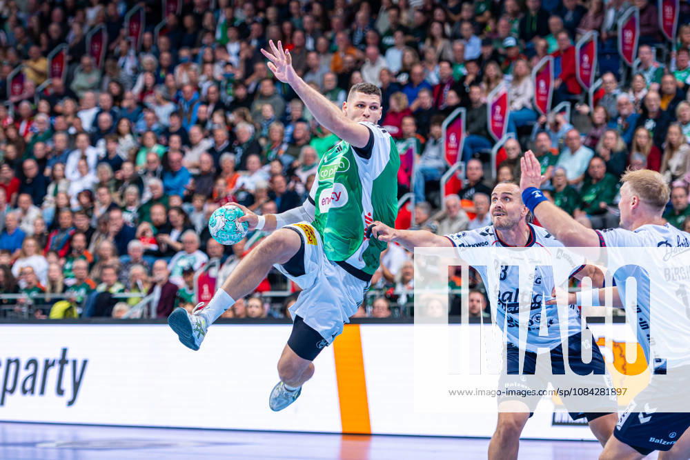 Sebastian Heymann (TSV Hannover-Burgdorf, Nr. 11) (v.l.), TSV Hannover-Burgdorf (grün) gegen SG Flensburg-Handewitt (blau) am 8. Spieltag der Saison 2026 2027 in der Opel Handball-Bundesliga (09.10.2026, ZAG Arena (Hannover, GER),