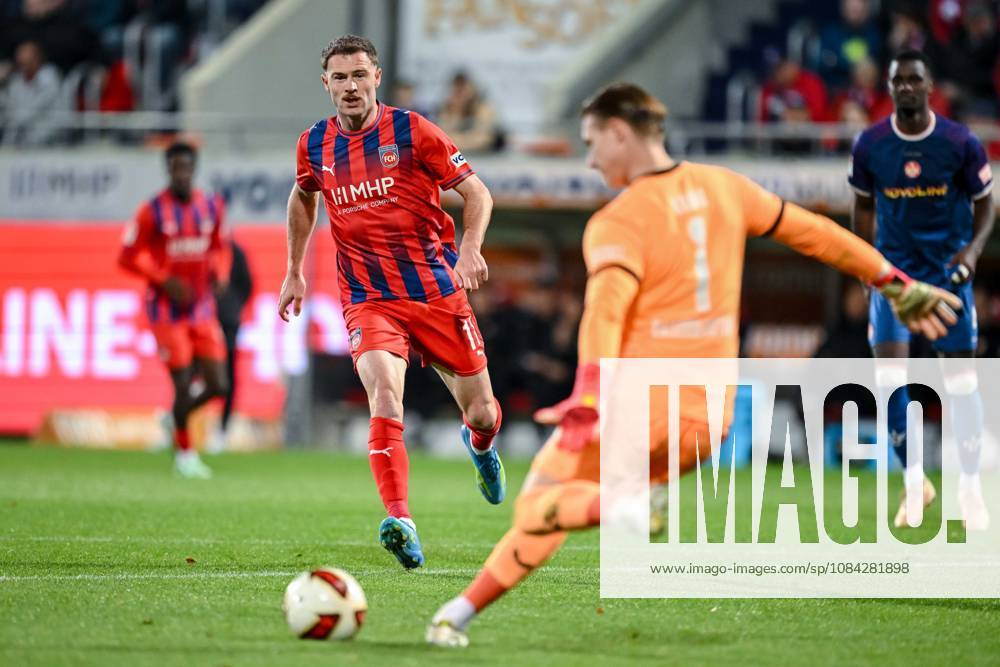 Budu Siwsiwadse (1. FC Heidenheim 1846) und Torwart Julian Krahl (1. FC Kaiserslautern) im Zweikampf waehrend des spiels der 2. Bundesliga zwischen 1. FC Heidenheim und 1. FC Kaiserslautern, Voith-Arena am 09. October 2026 in Heidenheim an der Brenz, Deutschland. (Foto von Harry Langer DeFodi Images) +++ Budu Siwsiwadse (1. FC Heidenheim 1846) und Torwart Julian Krahl (1. FC Kaiserslautern) battle for the ball during the 2nd Bundesliga match between 1. FC Heidenheim and 1. FC Kaiserslautern at Voith-Arena on October 9, 2026 in Heidenheim an der Brenz, Germany. (Photo by Harry Langer DeFodi Images) DFB DFL REGULATIONS PROHIBIT ANY USE OF PHOTOGRAPHS AS IMAGE SEQUENCES AND OR QUASI-VIDEO. (Photo by Harry Langer DeFodi Images) DFB DFL REGULATIONS PROHIBIT ANY USE OF PHOTOGRAPHS AS IMAGE SEQUENCES AND OR QUASI-VIDEO. -