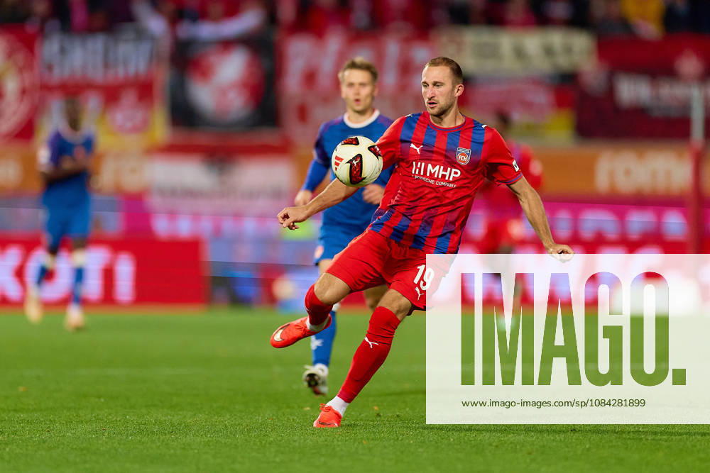 Jonas Foehrenbach (1.FC Heidenheim, 19) klaert vor Naatan Skyetta (1. FC Kaiserslautern, 15) GER, 1. FC Heidenheim 1846 vs. 1. FC Kaiserslautern, Fussball, 2. Bundesliga, 7. Spieltag, Spielzeit 2026 2027, 09.10.2026 DFL regulations prohibit any use of photographs as image sequences and or quasi-video. GER, 1. FC Heidenheim 1846 vs. 1. FC Kaiserslautern, Fussball, 2. Bundesliga, 7. Spieltag, Spielzeit 2026 2027, 09.10.2026 Heidenheim an der Brenz