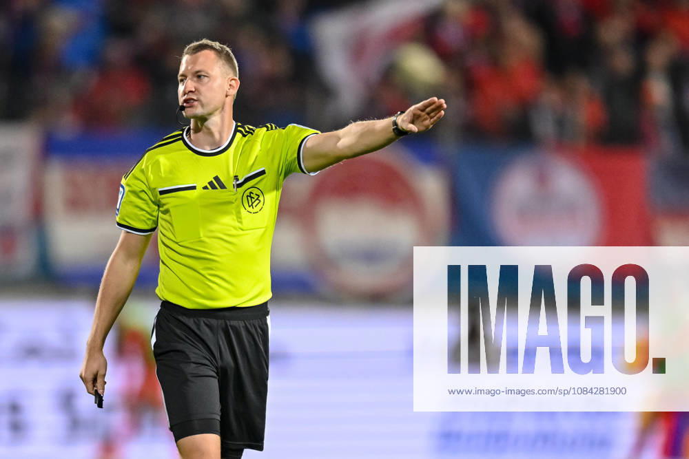 Schiedsrichter Florian Lechner gestikuliert, gestik waehrend des spiels der 2. Bundesliga zwischen 1. FC Heidenheim und 1. FC Kaiserslautern, Voith-Arena am 09. October 2026 in Heidenheim an der Brenz, Deutschland. (Foto von Harry Langer DeFodi Images) +++ Schiedsrichter Florian Lechner gestures during the 2nd Bundesliga match between 1. FC Heidenheim and 1. FC Kaiserslautern at Voith-Arena on October 9, 2026 in Heidenheim an der Brenz, Germany. (Photo by Harry Langer DeFodi Images) DFB DFL REGULATIONS PROHIBIT ANY USE OF PHOTOGRAPHS AS IMAGE SEQUENCES AND OR QUASI-VIDEO. (Photo by Harry Langer DeFodi Images) DFB DFL REGULATIONS PROHIBIT ANY USE OF PHOTOGRAPHS AS IMAGE SEQUENCES AND OR QUASI-VIDEO. -