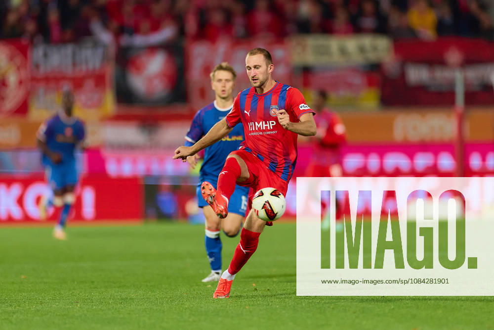 Jonas Foehrenbach (1.FC Heidenheim, 19) klaert vor Naatan Skyetta (1. FC Kaiserslautern, 15) GER, 1. FC Heidenheim 1846 vs. 1. FC Kaiserslautern, Fussball, 2. Bundesliga, 7. Spieltag, Spielzeit 2026 2027, 09.10.2026 DFL regulations prohibit any use of photographs as image sequences and or quasi-video. GER, 1. FC Heidenheim 1846 vs. 1. FC Kaiserslautern, Fussball, 2. Bundesliga, 7. Spieltag, Spielzeit 2026 2027, 09.10.2026 Heidenheim an der Brenz