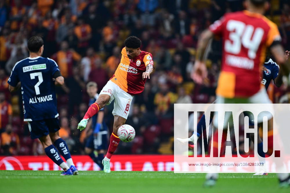 Galatasaray v Kasimpasa - Turkish Super Lig ISTANBUL, TURKIYE - OCTOBER 09: Gabriel Sara (8) of Galatasaray in action against Ali Yavuz Kol (7) of Kasimpasa during the Turkish Super Lig match week 7 between Galatasaray and Kasimpasa at RAMS Park in Istanbul, Turkiye on October 09, 2026. Abdulhamid Hosbas Anadolu Istanbul Turkey. Editorial use only. Please get in touch for any other usage.