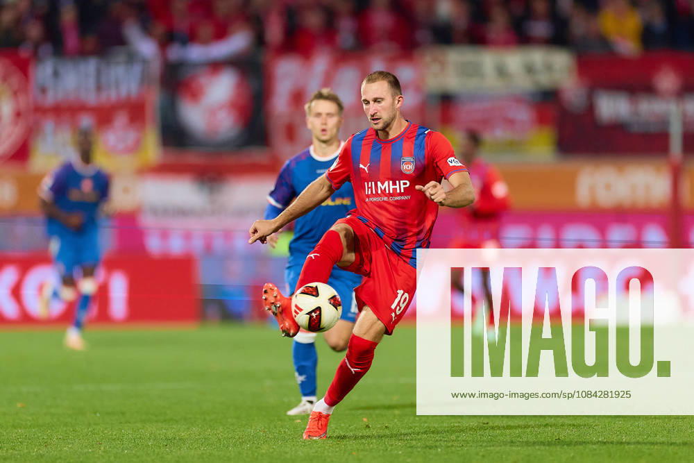 Jonas Foehrenbach (1.FC Heidenheim, 19) klaert vor Naatan Skyetta (1. FC Kaiserslautern, 15) GER, 1. FC Heidenheim 1846 vs. 1. FC Kaiserslautern, Fussball, 2. Bundesliga, 7. Spieltag, Spielzeit 2026 2027, 09.10.2026 DFL regulations prohibit any use of photographs as image sequences and or quasi-video. GER, 1. FC Heidenheim 1846 vs. 1. FC Kaiserslautern, Fussball, 2. Bundesliga, 7. Spieltag, Spielzeit 2026 2027, 09.10.2026 Heidenheim an der Brenz