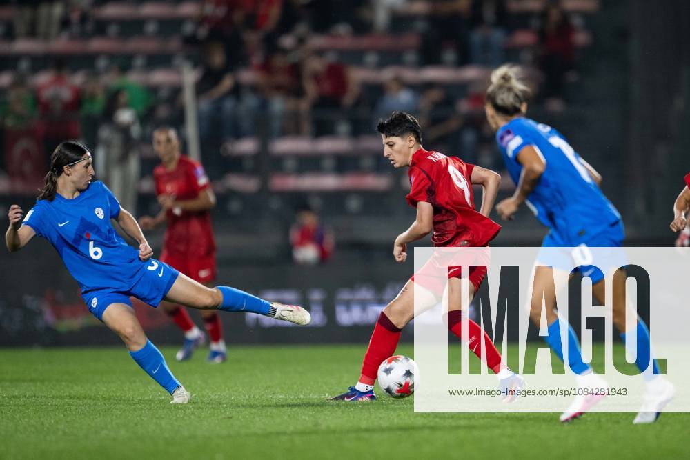 Turkiye v Slovenia - 2027 FIFA Women’s World Cup European Qualifiers ISTANBUL, TURKIYE - OCTOBER 9: Kader Hancar (L) of Turkiye in action during the 2027 FIFA Women’s World Cup European qualifiers play-off first-leg match between Turkiye and Slovenia at Pendik Stadium in Istanbul, Turkiye, on October 9, 2026. Didem Mente Anadolu Istanbul Turkey. Editorial use only. Please get in touch for any other usage.