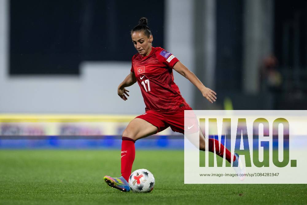 Turkiye v Slovenia - 2027 FIFA Women’s World Cup European Qualifiers ISTANBUL, TURKIYE - OCTOBER 9: Ilayda Civelek (17) of Turkiye in action during the 2027 FIFA Women’s World Cup European qualifiers play-off first-leg match between Turkiye and Slovenia at Pendik Stadium in Istanbul, Turkiye, on October 9, 2026. Didem Mente Anadolu Istanbul Turkey. Editorial use only. Please get in touch for any other usage.