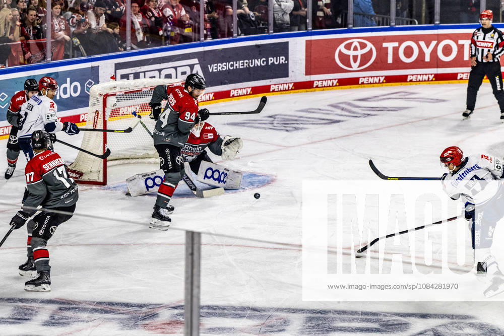 Curtis Valk (Schwenninger Wild Wings, 14) beim Tor zum 0:1 Koelner Haie vs. Schwenninger Wild Wings, Eishockey, Penny DEL, Spieltag 07, 2026 2027, 09.10.2026 Koelner Haie vs. Schwenninger Wild Wings, Eishockey, Penny DEL, Spieltag 07, 2026 2027, 09.10.2026 Koeln