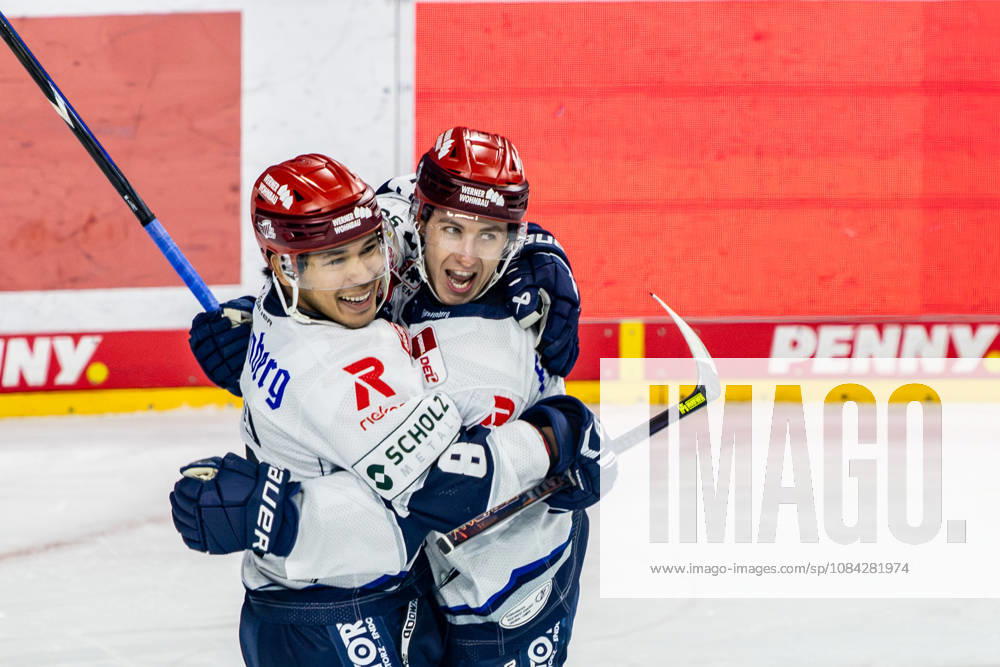 Austin Ortega (Schwenninger Wild Wings, 08) und Curtis Valk (Schwenninger Wild Wings, 14) jubeln ueber das Tor zum 0:1 Koelner Haie vs. Schwenninger Wild Wings, Eishockey, Penny DEL, Spieltag 07, 2026 2027, 09.10.2026 Koelner Haie vs. Schwenninger Wild Wings, Eishockey, Penny DEL, Spieltag 07, 2026 2027, 09.10.2026 Koeln
