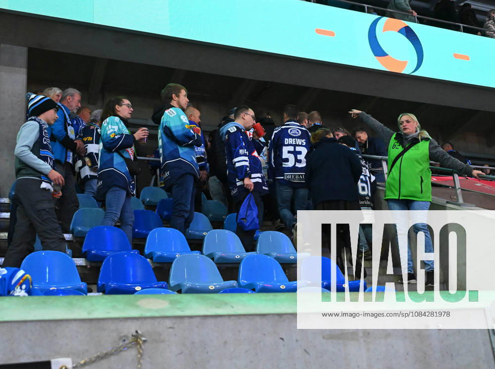 Räumung der Eishalle nach Alarm, technischer Notfall, alle müssen aus der Halle, Dresdner Eislöwen gegen Blue Devils Weiden, Eishockey, Dresden, Eisloewen, DEL2, DEL 2, 2. Liga, Saison 2026 2027, Eishalle JOYNEXT Arena im Ostragehege, 09.10.2026,
