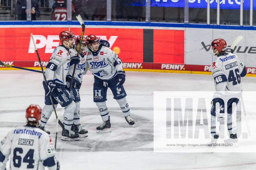 Alexander Peters (Schwenninger Wild Wings, 06) und Curtis Valk (Schwenninger Wild Wings, 14) jubeln, Eric Martinsson (Schwenninger Wild Wings, 46), Boaz Bassen (Schwenninger Wild Wings, 64) Koelner Haie vs. Schwenninger Wild Wings, Eishockey, Penny DEL, Spieltag 07, 2026 2027, 09.10.2026 Koelner Haie vs. Schwenninger Wild Wings, Eishockey, Penny DEL, Spieltag 07, 2026 2027, 09.10.2026 Koeln