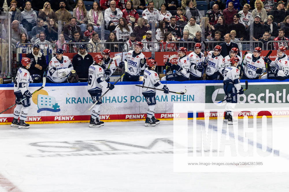 Die Mannschaft der Schwenninger Wild Wings klatscht die erfolgreiche Reihe nach dem Tor zum 0:1 ab Koelner Haie vs. Schwenninger Wild Wings, Eishockey, Penny DEL, Spieltag 07, 2026 2027, 09.10.2026 Koelner Haie vs. Schwenninger Wild Wings, Eishockey, Penny DEL, Spieltag 07, 2026 2027, 09.10.2026 Koeln