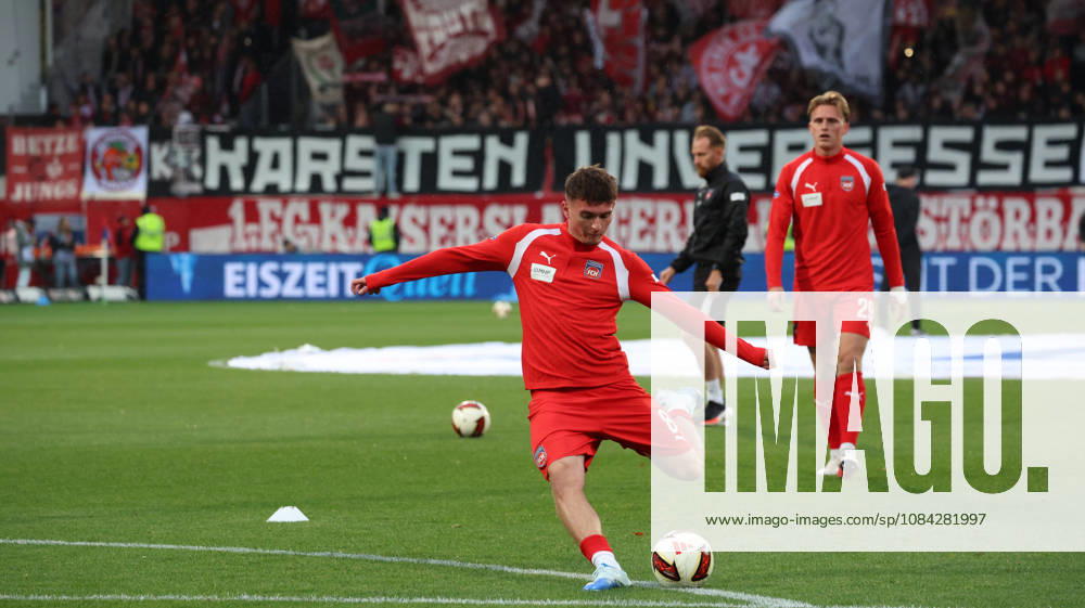 Fussball 2.Bundesliga, 1.FC Heidenheim - 1.FC Kaiserslautern v.l. Paul Hennrich (1FC Heidenheim 1846) Warmup warm up Aufwaermen aufwaermen vor dem Spiel Heidenheim