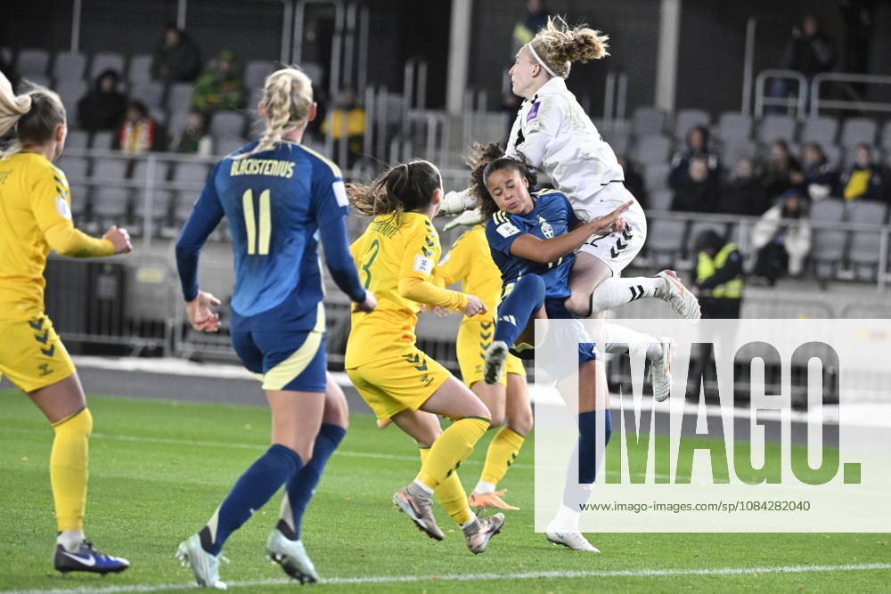 KAUNAS, LITAUEN 20261009 Sveriges Felicia Schröder i närkamp med Litauens malvakt Meda Å eÅ¡kutÄ— under fredagens fotbollsmatch, VM-playoff, mellan Litauen och Sverige pa Dariaus ir GirÃ no stadionas.