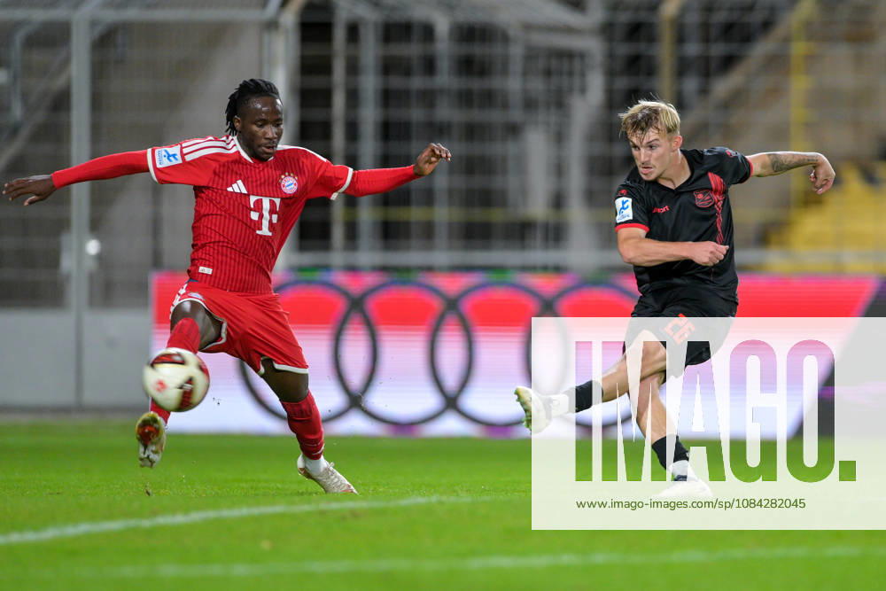 V.li.: Richard Ajayi (Bayern Muenchen, FCB, 3) Andy Breuer (Unterhaching, 26) zieht ab, Torschuss, 09.10.2026, München (Deutschland), Fussball, Regionalliga Bayern, FC Bayern München II - SpVgg Unterhaching
