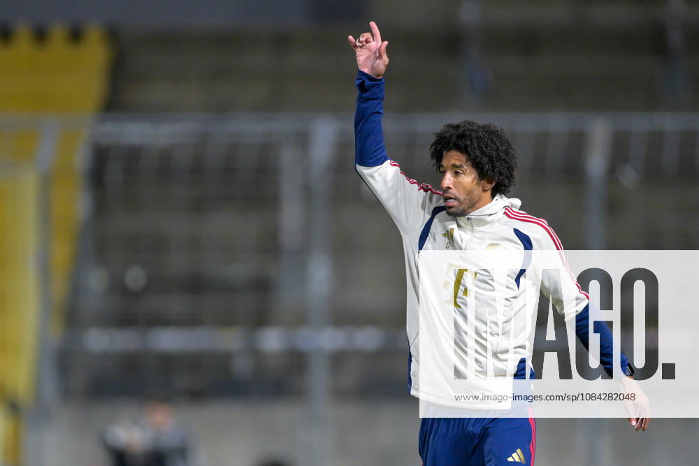 Trainer Costa Santos Dante (FC Bayern Muenchen) gibt Anweisungen, gestikuliert, mit den Armen gestikulieren, gives instructions, gesticulate, Einzelbild, Aktion, Action, 09.10.2026, München (Deutschland), Fussball, Regionalliga Bayern, FC Bayern München II - SpVgg Unterhaching