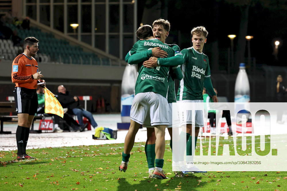 Herren, Fussball, Saison 2026 2027, Regionalliga Bayern, 13. Spieltag: 1. FC Schweinfurt 1905 - SC Eltersdorf Lauris Bausenwein ( 21, 1. FC Schweinfurt 1905), Valentin Schmitt ( 11, 1. FC Schweinfurt 1905) und Gil Ebner ( 8, 1. FC Schweinfurt 1905), Torjubel nach dem 1:1 Schweinfurt Sachs-Stadion Bayern Deutschland