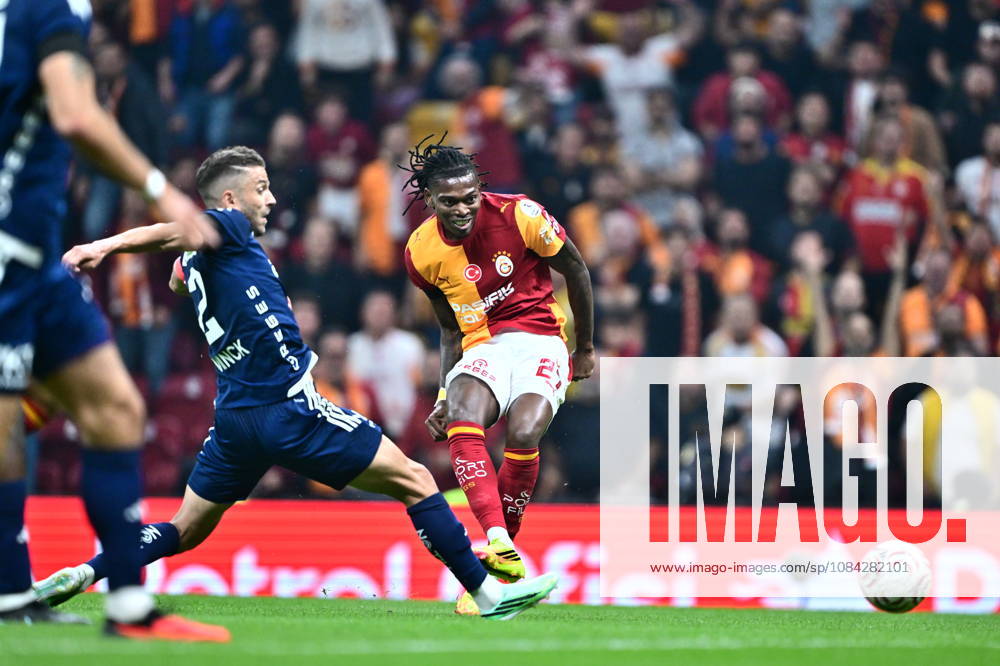Galatasaray v Kasimpasa - Turkish Super Lig ISTANBUL, TURKIYE - OCTOBER 09: Rafael Leao (27) of Galatasaray in action against Claudio Winck (2) of Kasimpasa during the Turkish Super Lig match week 7 between Galatasaray and Kasimpasa at RAMS Park in Istanbul, Turkiye on October 09, 2026. Abdulhamid Hosbas Anadolu Istanbul Turkey. Editorial use only. Please get in touch for any other usage.