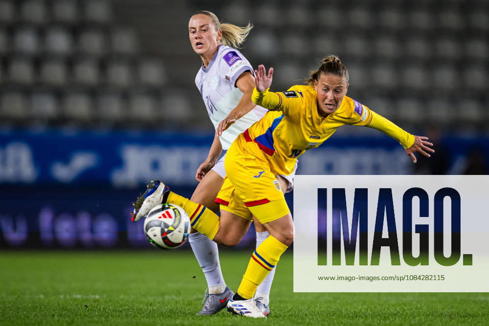 Lisa Naalsund of Norway and Mihaela Ciolacu of Romania during the FIFA Women s World Cup Qualifier football match between Romania and Norway on October 9, 2026 in Bucharest. Photo: Marius Simensen BILDBYRAN COP 238 bbeng dam FIFA World Cup, WM, Weltmeisterschaft, Fussball qualifiers football fotball fotboll landskamp norge norway romania soccer vm kvalik vm-kvalifisering kvinner