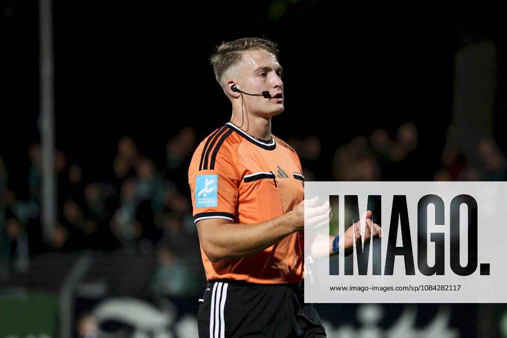Herren, Fussball, Saison 2026 2027, Regionalliga Bayern, 13. Spieltag: 1. FC Schweinfurt 1905 - SC Eltersdorf Schiedsrichter Raphael Salzberger (FC Mühldorf) gestikuliert, Arme, Hände, gibt Anweisungen Schweinfurt Sachs-Stadion Bayern Deutschland