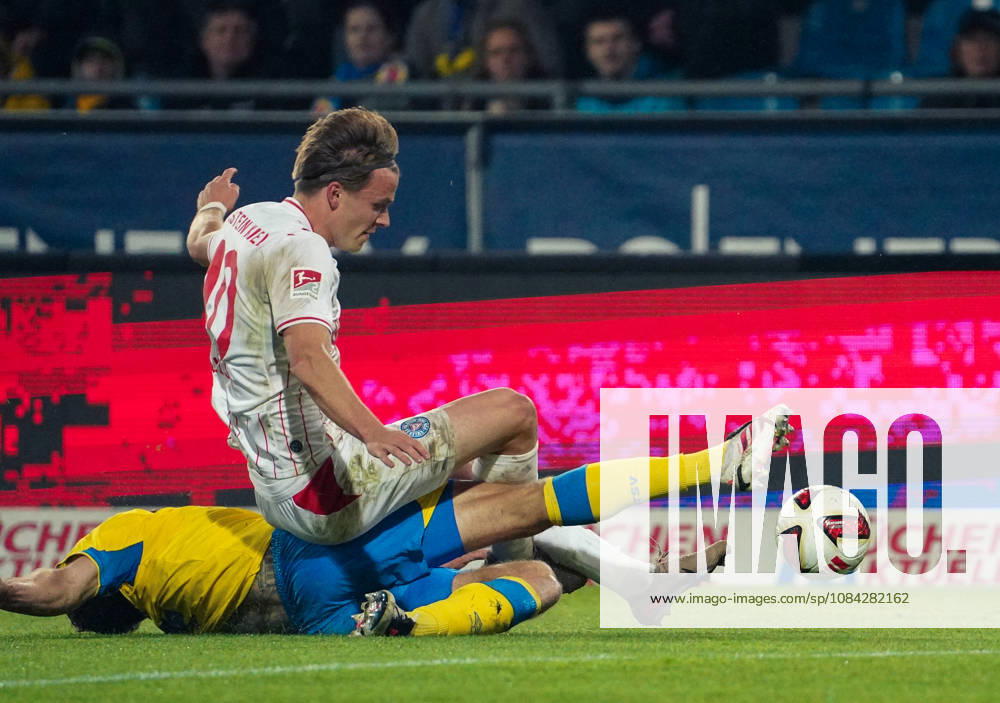 Deutschland: Fussball 2. Bundesliga 2026 2027, 7. Spieltag - Eintracht Braunschweig vs Holstein Kiel - Eintracht-Stadion (Braunschweig): im Zweikampf Isidoros Koutsidis (Eintracht Braunschweig, 23) Jonas Therkelsen (Holstein Kiel, 10)