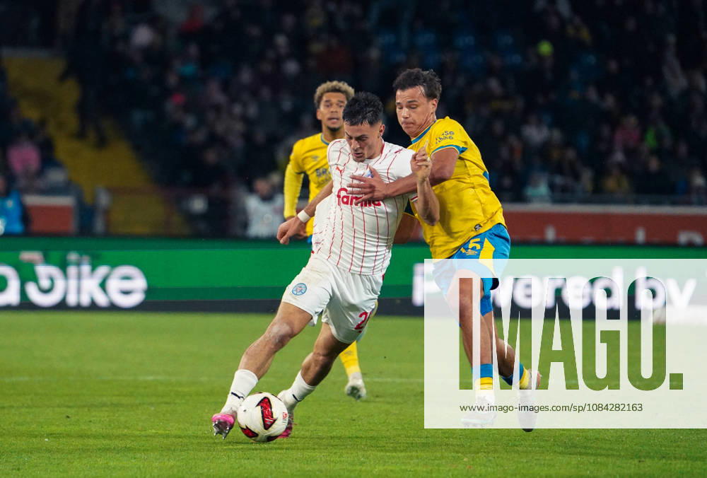 Deutschland: Fussball 2. Bundesliga 2026 2027, 7. Spieltag - Eintracht Braunschweig vs Holstein Kiel - Eintracht-Stadion (Braunschweig): im Zweikampf Adrian Kapralik Adrian Kapralik (Holstein Kiel, 20) Max Marie (Eintracht Braunschweig, 15)