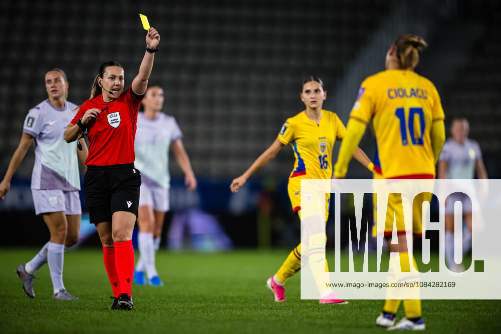 Mihaela Ciolacu of Romania after receiving a yellow card by Emily Heaslip, referee, during the FIFA Women s World Cup Qualifier football match between Romania and Norway on October 9, 2026 in Bucharest. Photo: Marius Simensen BILDBYRAN COP 238 bbeng dam FIFA World Cup, WM, Weltmeisterschaft, Fussball qualifiers football fotball fotboll landskamp norge norway romania soccer vm kvalik vm-kvalifisering kvinner
