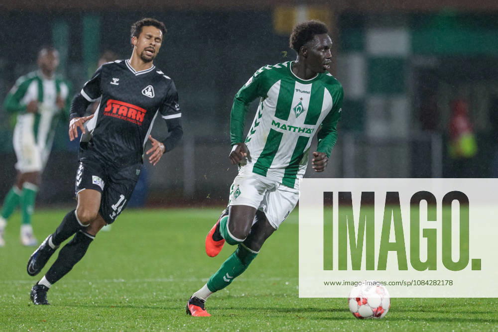 Ramiz Hamouda (SV Werder Bremen II, 24) am Ball, Einzelbild, Ganzkörper, Aktion, Action, Spielszene, 09.10.2026, Bremen (Deutschland), Fussball, Regionalliga Nord, SV Werder Bremen II - SV Atlas Delmenhorst