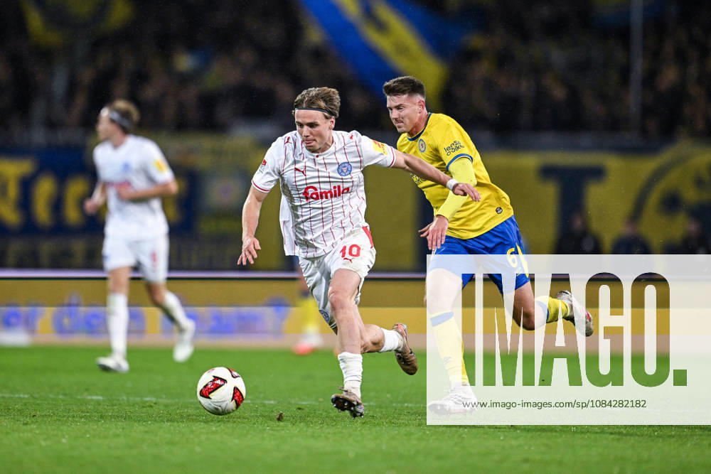 Fussball, 2. Bundesliga, Eintracht Braunschweig - Holstein Kiel, Jonas Therkelsen (Holstein Kiel), Florian Flick (Eintracht Braunschweig) xRHR-FOTO DEx