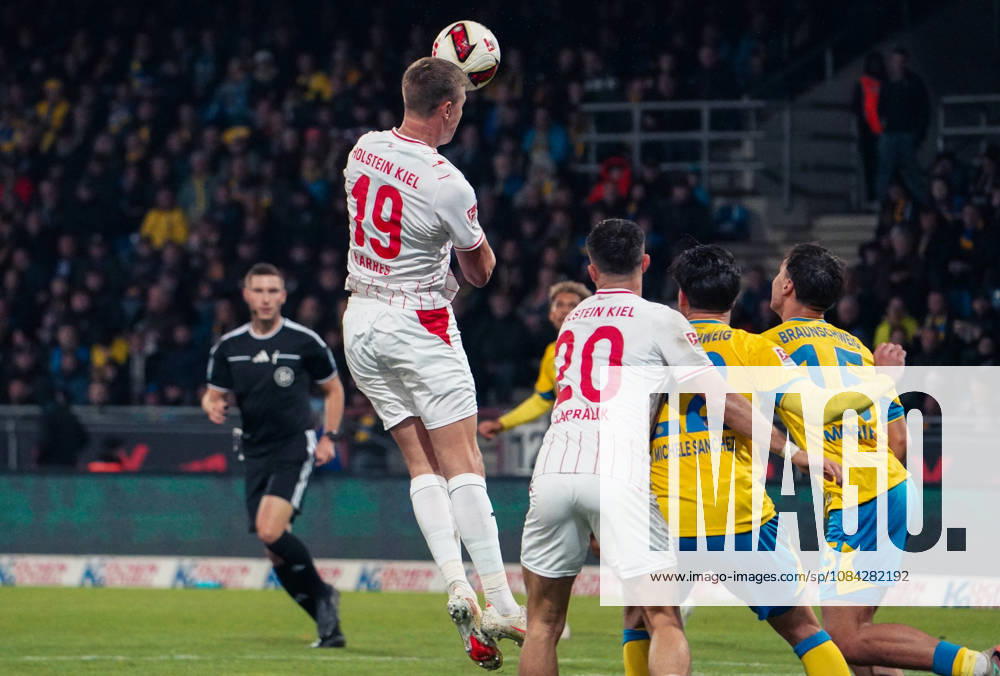 Deutschland: Fussball 2. Bundesliga 2026 2027, 7. Spieltag - Eintracht Braunschweig vs Holstein Kiel - Eintracht-Stadion (Braunschweig): Kopfballduell Phil Harres (Holstein Kiel, 19)