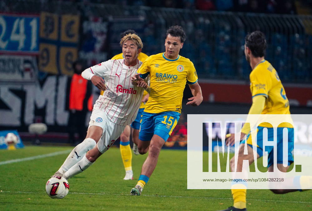 Deutschland: Fussball 2. Bundesliga 2026 2027, 7. Spieltag - Eintracht Braunschweig vs Holstein Kiel - Eintracht-Stadion (Braunschweig): im Zweikampf Hiroki Sekine (Holstein Kiel, 32) Max Marie (Eintracht Braunschweig, 15)