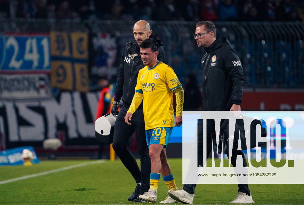 Deutschland: Fussball 2. Bundesliga 2026 2027, 7. Spieltag - Eintracht Braunschweig vs Holstein Kiel - Eintracht-Stadion (Braunschweig): Verletzung des Spielers Samuele Di Benedetto (Eintracht Braunschweig, 10)