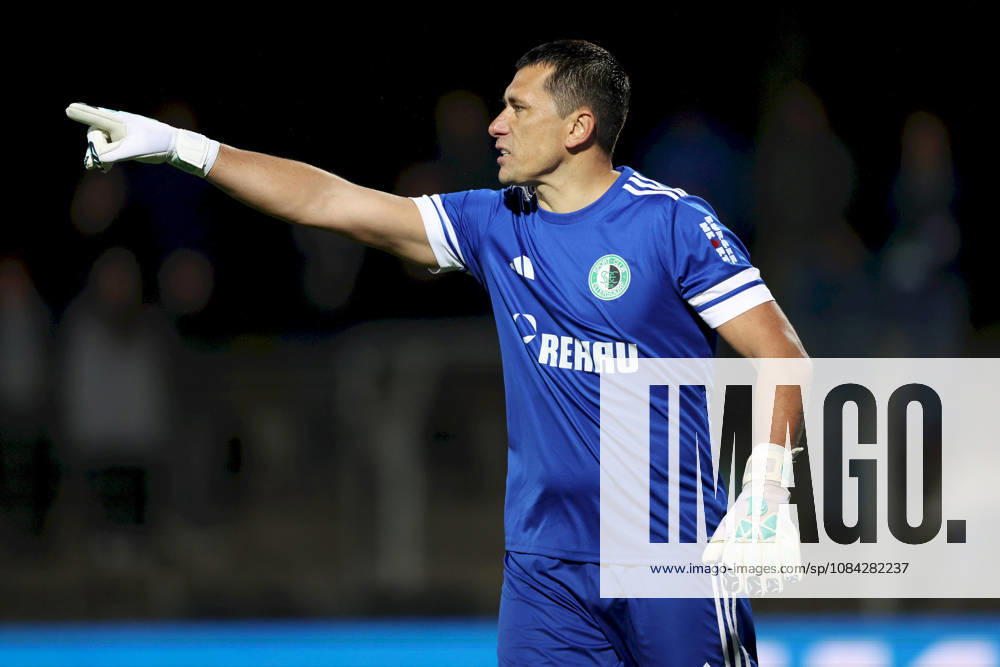 Herren, Fussball, Saison 2026 2027, Regionalliga Bayern, 13. Spieltag: 1. FC Schweinfurt 1905 - SC Eltersdorf Oleksandr Churilov ( 12, SC Eltersdorf) gestikuliert, Arme, Hände, gibt Anweisungen Schweinfurt Sachs-Stadion Bayern Deutschland