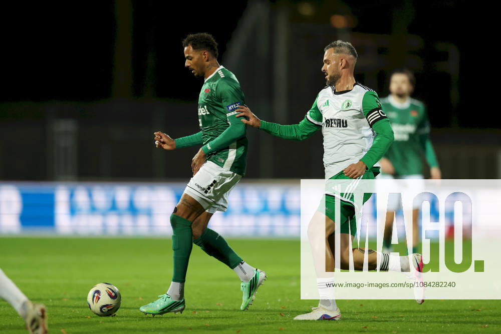 Herren, Fussball, Saison 2026 2027, Regionalliga Bayern, 13. Spieltag: 1. FC Schweinfurt 1905 - SC Eltersdorf Michael Dellinger ( 10, 1. FC Schweinfurt 1905) und Maximilian Göbhardt ( 10, SC Eltersdorf) Schweinfurt Sachs-Stadion Bayern Deutschland