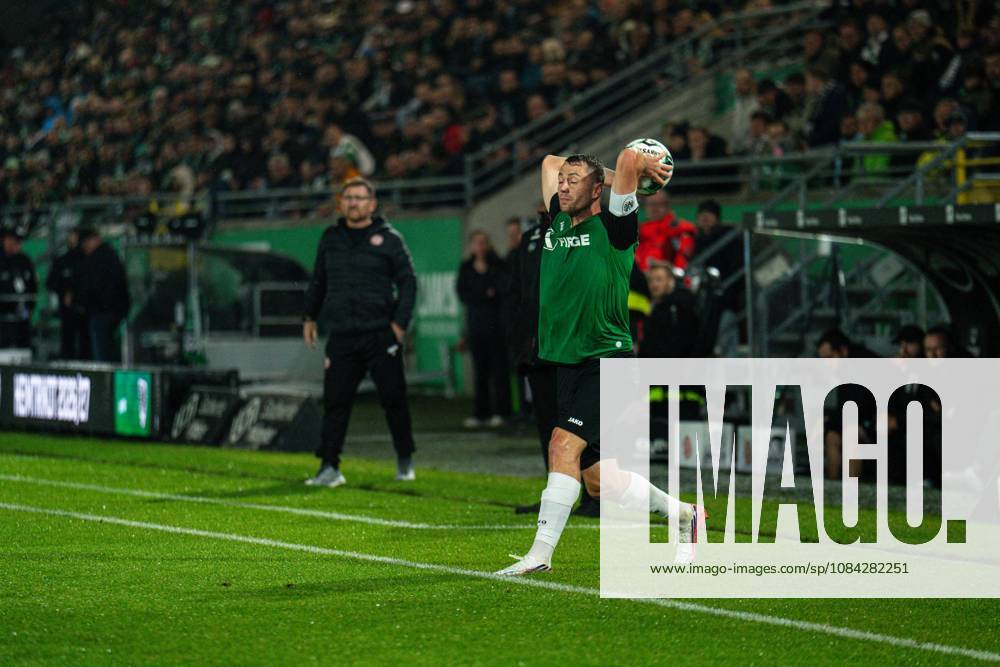 3. Liga, 8. Spieltag, SC Preußen Münster vs. Rot-Weiss Essen im LVM-Preußenstadion. Langer Einwurf durch den Kapitän Torge Paetow (Münster) WICHTIGER HINWEIS: Gemäß den Vorgaben des DFB und der DFL ist es untersagt, in dem Stadion und oder vom Spiel angefertigte Fotoaufnahmen in Form von Sequenzbildern und oder videoähnlichen Fotostrecken zu verwerten bzw. verwerten zu lassen.