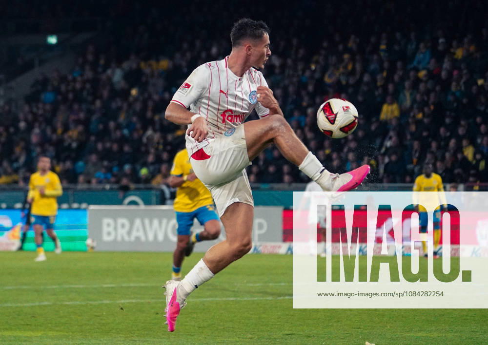 Deutschland: Fussball 2. Bundesliga 2026 2027, 7. Spieltag - Eintracht Braunschweig vs Holstein Kiel - Eintracht-Stadion (Braunschweig): am Ball Adrian Kapralik Adrian Kapralik (Holstein Kiel, 20)
