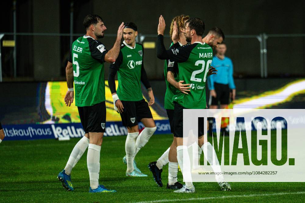 3. Liga, 8. Spieltag, SC Preußen Münster vs. Rot-Weiss Essen im LVM-Preußenstadion. Malik Batmaz (Münster) jubelt nach dem 2 zu 0 für Preußen Münster mit dem Team WICHTIGER HINWEIS: Gemäß den Vorgaben des DFB und der DFL ist es untersagt, in dem Stadion und oder vom Spiel angefertigte Fotoaufnahmen in Form von Sequenzbildern und oder videoähnlichen Fotostrecken zu verwerten bzw. verwerten zu lassen.