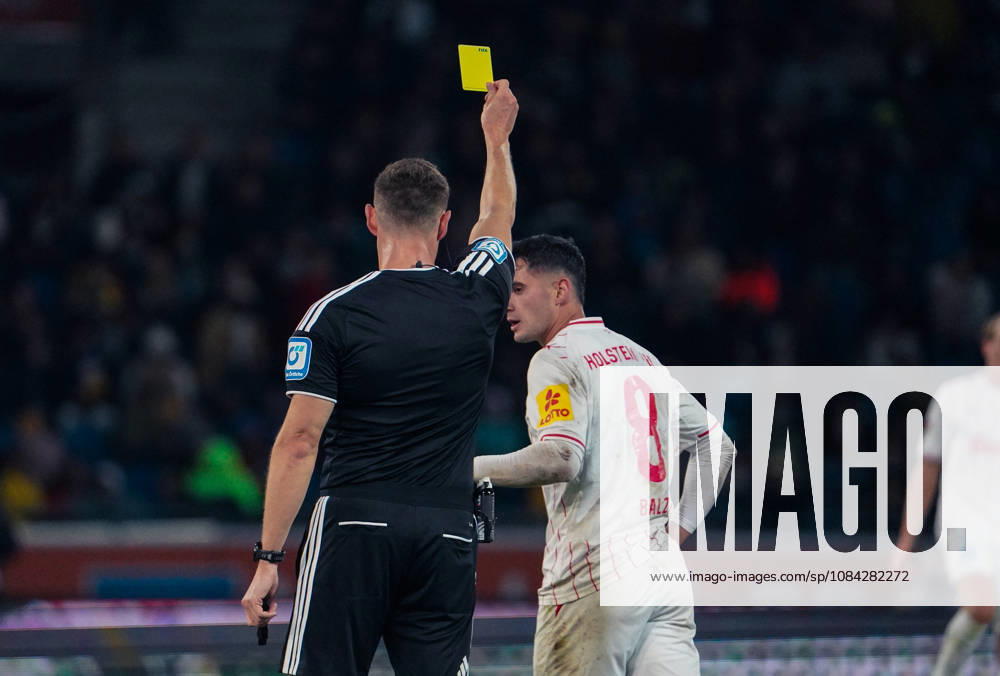 Deutschland: Fussball 2. Bundesliga 2026 2027, 7. Spieltag - Eintracht Braunschweig vs Holstein Kiel - Eintracht-Stadion (Braunschweig): SchiedsrichterEric Weisbach Gelbe Karte für Spieler Guillermo Balzi (Holstein Kiel, 8)