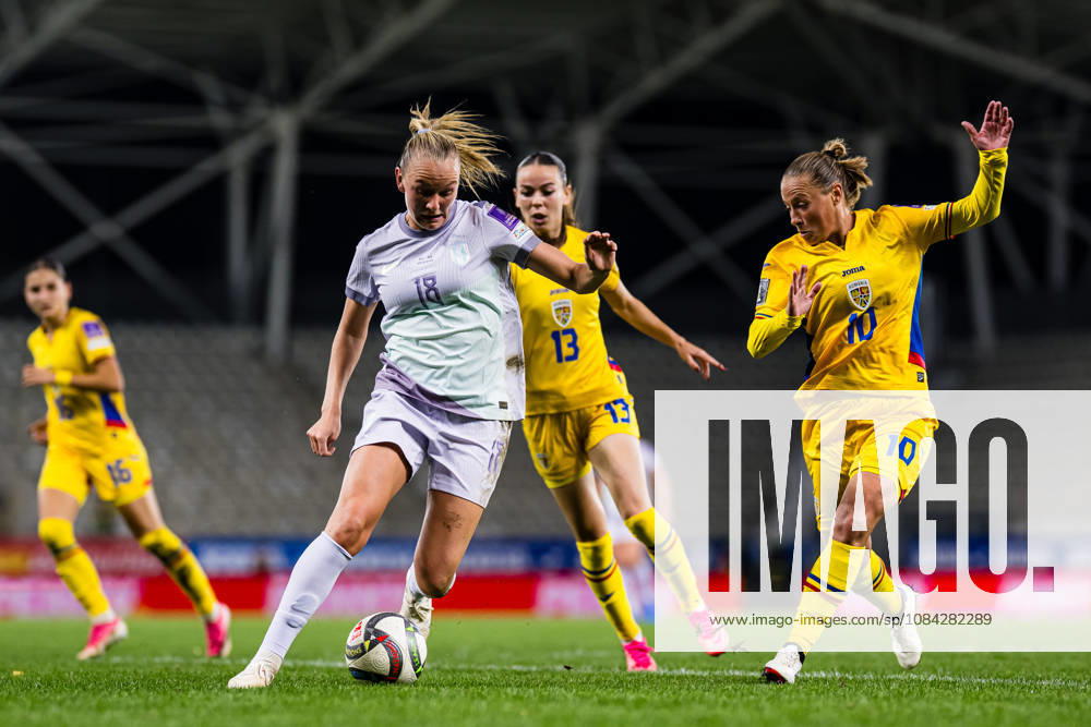 Frida Maanum of Norway and Mihaela Ciolacu of Romania during the FIFA Women s World Cup Qualifier football match between Romania and Norway on October 9, 2026 in Bucharest. Photo: Marius Simensen BILDBYRAN COP 238 bbeng dam FIFA World Cup, WM, Weltmeisterschaft, Fussball qualifiers football fotball fotboll landskamp norge norway romania soccer vm kvalik vm-kvalifisering kvinner