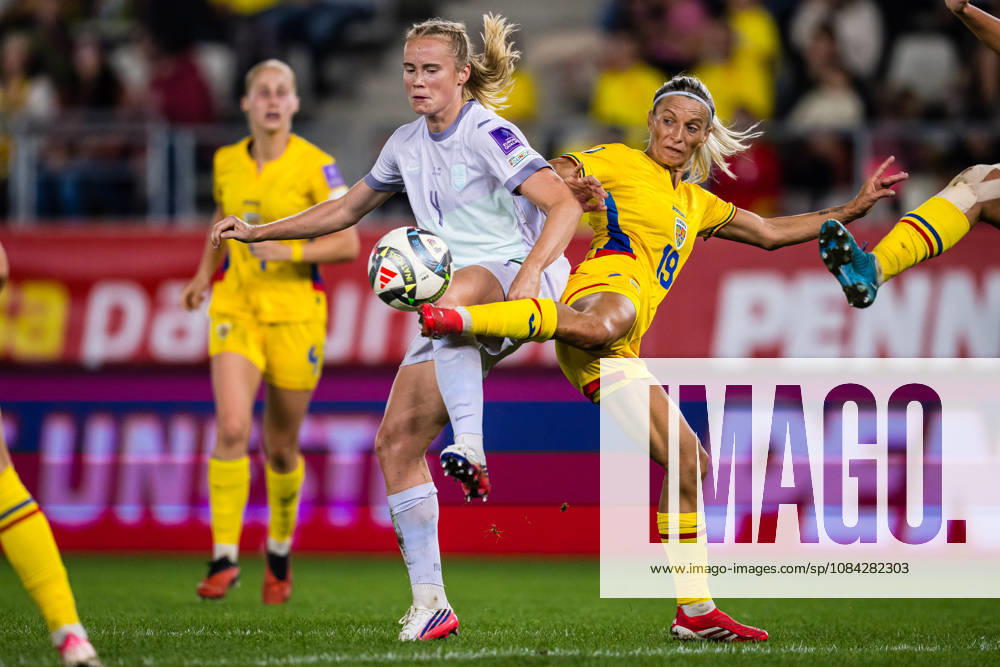 Julie Blakstad of Norway and Olga Iordachiusi of Romania during the FIFA Women s World Cup Qualifier football match between Romania and Norway on October 9, 2026 in Bucharest. Photo: Marius Simensen BILDBYRAN COP 238 bbeng dam FIFA World Cup, WM, Weltmeisterschaft, Fussball qualifiers football fotball fotboll landskamp norge norway romania soccer vm kvalik vm-kvalifisering kvinner