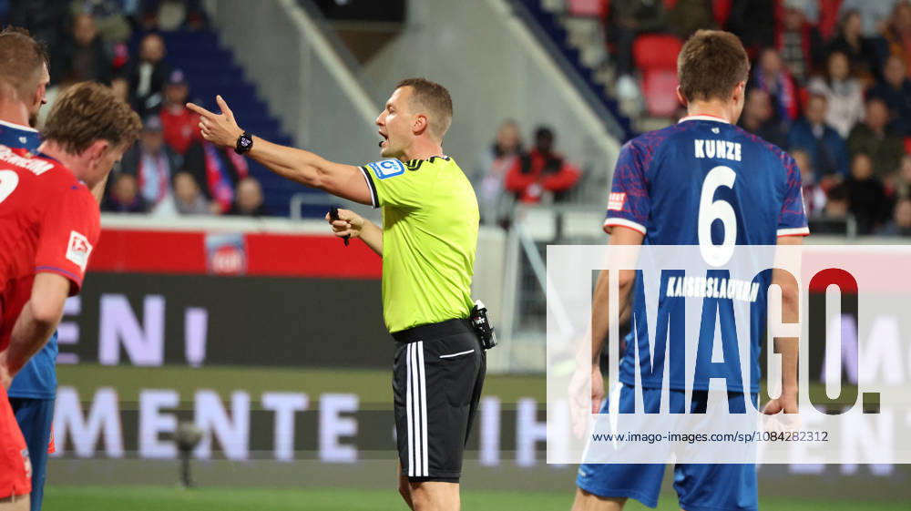 Fussball 2.Bundesliga, 1.FC Heidenheim - 1.FC Kaiserslautern v.l. Schiedsrichter Referee Florian Lechner gibt Anweisungen, gestikuliert, mit den Armen gestikulieren gives instructions, gesticulate Heidenheim