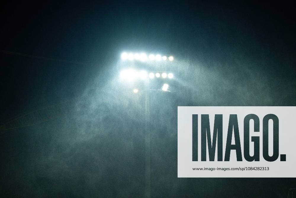 3. Liga, 8. Spieltag, SC Preußen Münster vs. Rot-Weiss Essen im LVM-Preußenstadion. Flutlicht regen WICHTIGER HINWEIS: Gemäß den Vorgaben des DFB und der DFL ist es untersagt, in dem Stadion und oder vom Spiel angefertigte Fotoaufnahmen in Form von Sequenzbildern und oder videoähnlichen Fotostrecken zu verwerten bzw. verwerten zu lassen.