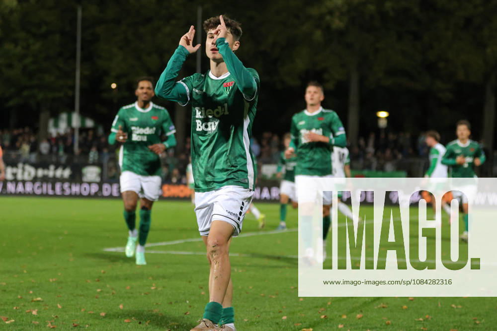 Fußball, Herren, Regionalliga Bayern, Saison 2026 2027, 13. Spieltag: FC Schweinfurt 05 - SC Eltersdorf Torschütze Lauris Bausenwein (FC Schweinfurt 05, 21) feiert seinen Treffer zum 1:1 Schweinfurt Riedel-Bau-Arena im Sachs-Stadio Bayern Unterfranken Deutschland