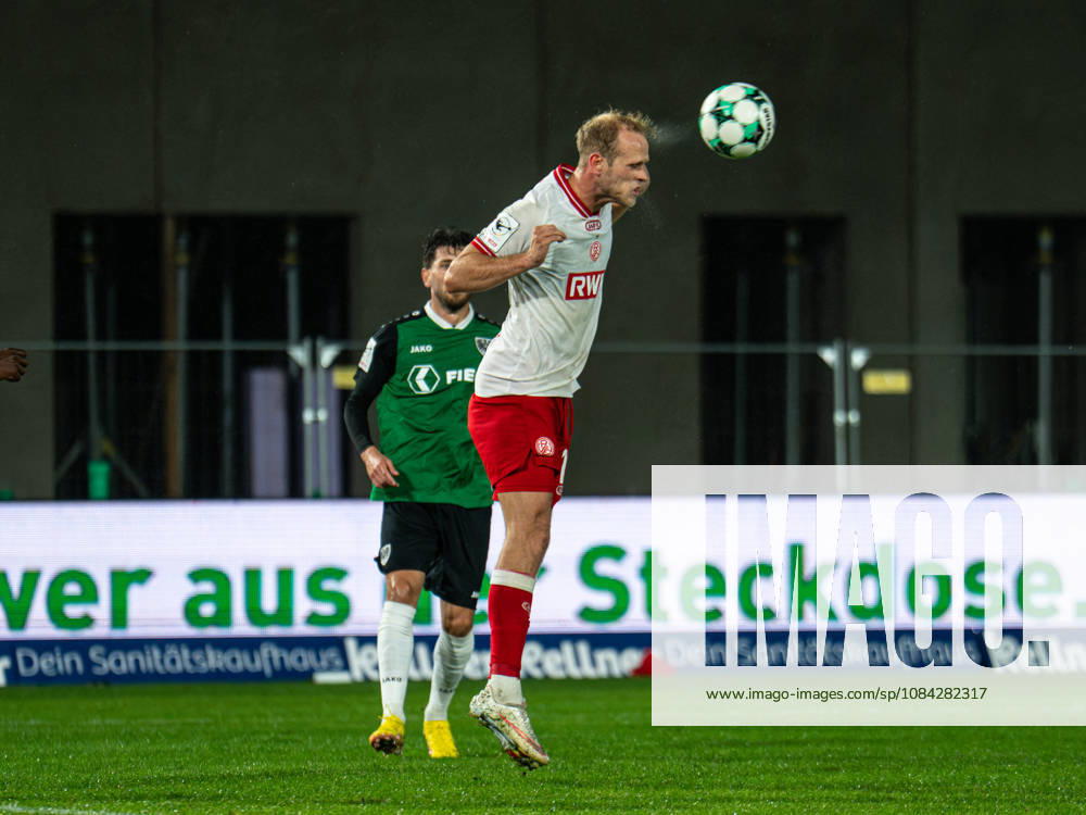 3. Liga, 8. Spieltag, SC Preußen Münster vs. Rot-Weiss Essen im LVM-Preußenstadion. Lucas Brumme (Essen) köpft den Ball weg WICHTIGER HINWEIS: Gemäß den Vorgaben des DFB und der DFL ist es untersagt, in dem Stadion und oder vom Spiel angefertigte Fotoaufnahmen in Form von Sequenzbildern und oder videoähnlichen Fotostrecken zu verwerten bzw. verwerten zu lassen.