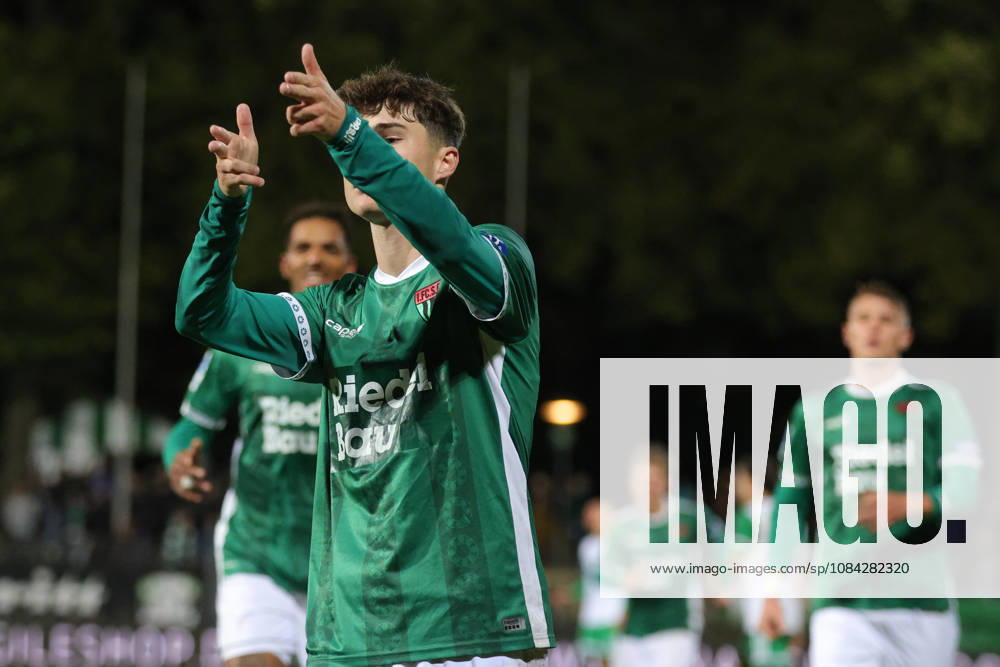 Fußball, Herren, Regionalliga Bayern, Saison 2026 2027, 13. Spieltag: FC Schweinfurt 05 - SC Eltersdorf Torschütze Lauris Bausenwein (FC Schweinfurt 05, 21) feiert seinen Treffer zum 1:1 Schweinfurt Riedel-Bau-Arena im Sachs-Stadio Bayern Unterfranken Deutschland