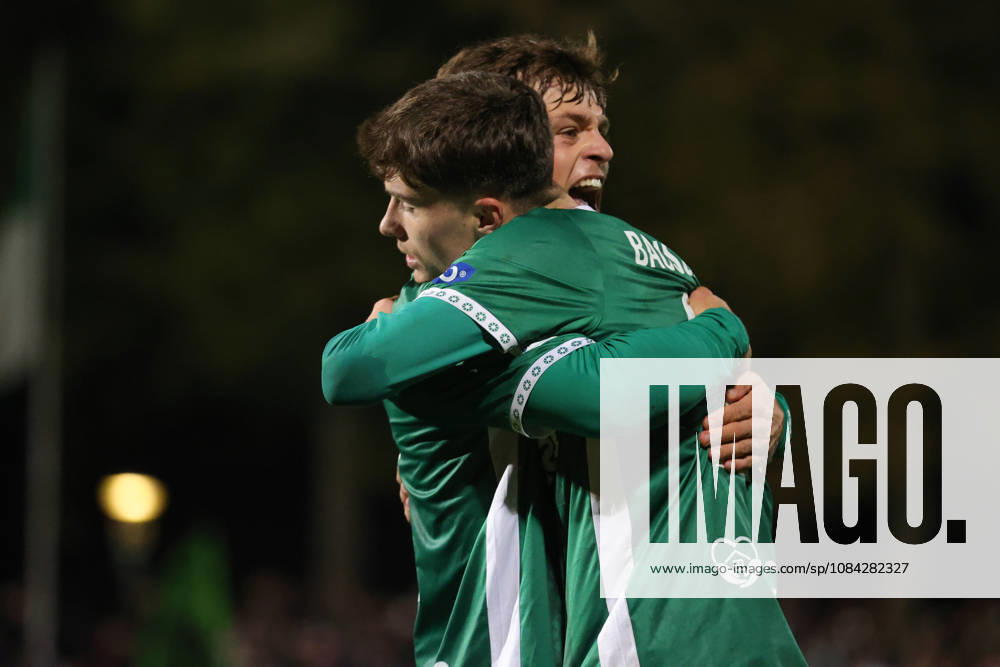 Fußball, Herren, Regionalliga Bayern, Saison 2026 2027, 13. Spieltag: FC Schweinfurt 05 - SC Eltersdorf Von links: Torschütze Lauris Bausenwein (FC Schweinfurt 05, 21) feiert sein 1:1 mit Valentin Schmitt (FC Schweinfurt 05, 11) Schweinfurt Riedel-Bau-Arena im Sachs-Stadio Bayern Unterfranken Deutschland