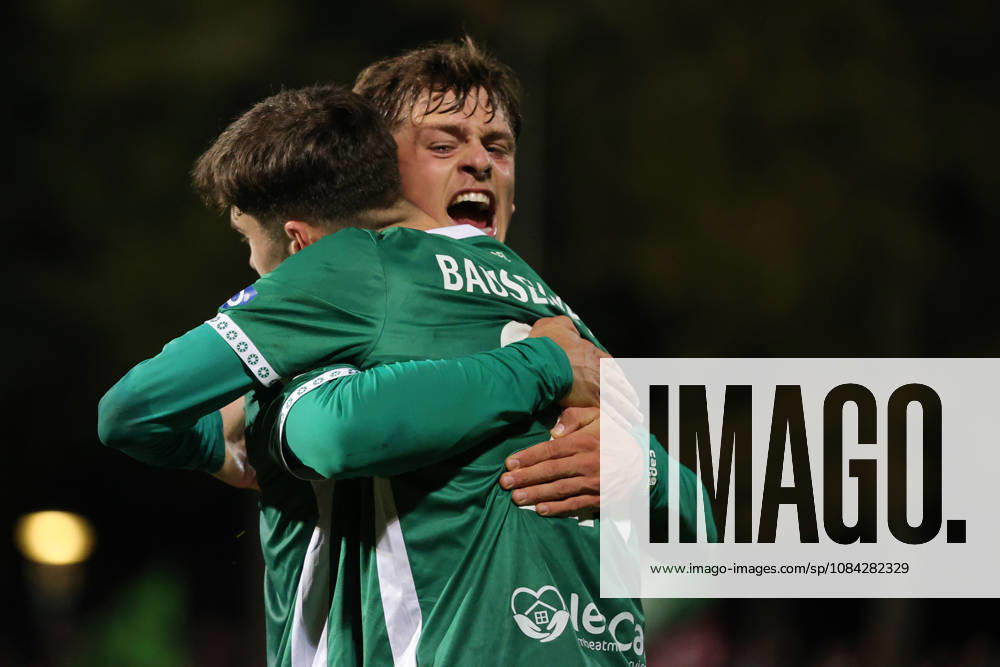 Fußball, Herren, Regionalliga Bayern, Saison 2026 2027, 13. Spieltag: FC Schweinfurt 05 - SC Eltersdorf Von links: Torschütze Lauris Bausenwein (FC Schweinfurt 05, 21) feiert sein 1:1 mit Valentin Schmitt (FC Schweinfurt 05, 11) Schweinfurt Riedel-Bau-Arena im Sachs-Stadio Bayern Unterfranken Deutschland