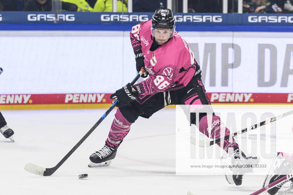 Im Bild v.l.: Tyler Morley (Grizzlys Wolfsburg 86), im Angriff, GER, Berlin, Eishockey, DEL 1, Eisbaeren Berlin vs Grizzlys Wolfsburg, in der Uber Arena, 09.10.2026,