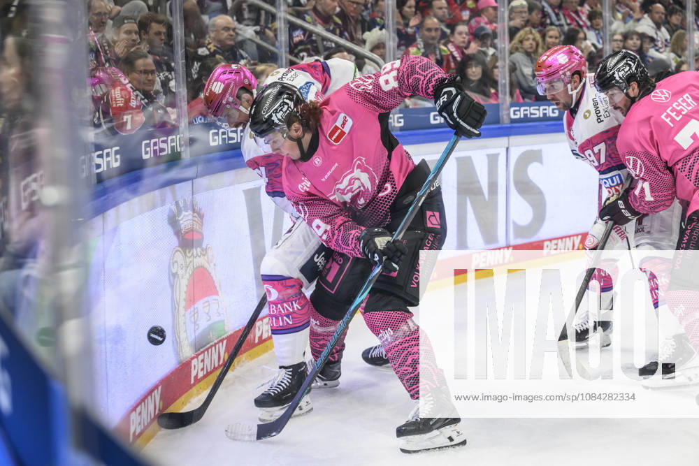 Im Bild v.l.: Matt Choupani (Grizzlys Wolfsburg 89), Zweikampf, Action, Kampf, kaempft um den Puck, GER, Berlin, Eishockey, DEL 1, Eisbaeren Berlin vs Grizzlys Wolfsburg, in der Uber Arena, 09.10.2026,